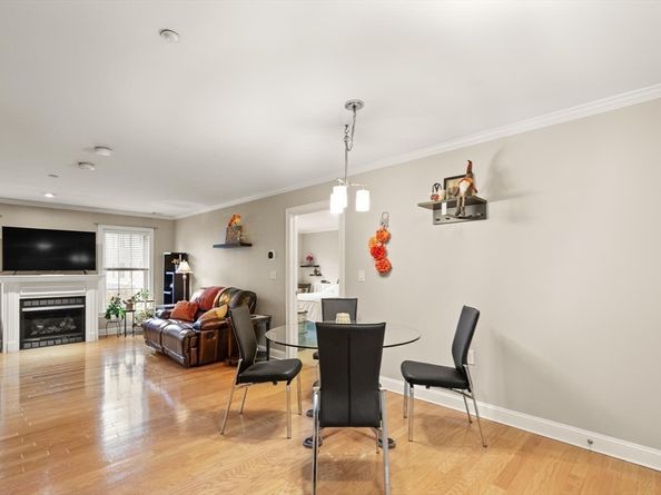 8 Crowninshield St 111, Peabody MA 01960