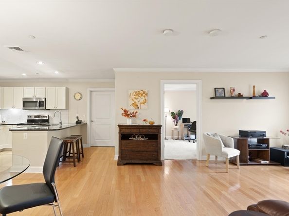 8 Crowninshield St 111, Peabody MA 01960