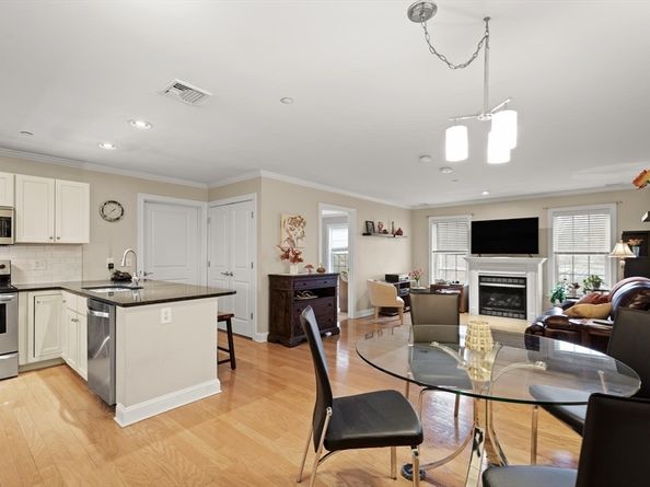 8 Crowninshield St 111, Peabody MA 01960