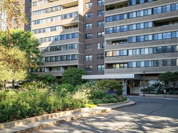 9 Hawthorne Pl 5K, Boston MA 02114