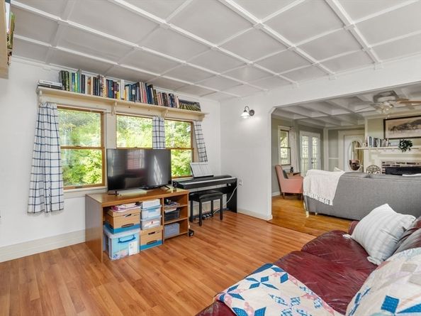 16 Summit Ave, Sturbridge MA 01518