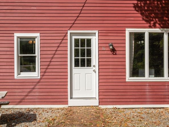 16 Summit Ave, Sturbridge MA 01518