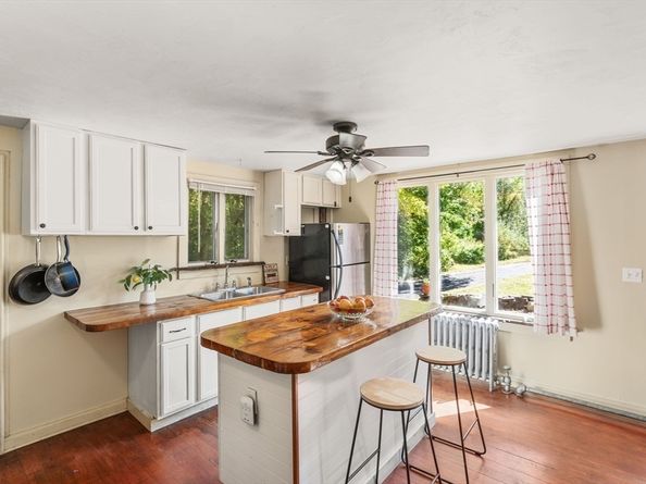 16 Summit Ave, Sturbridge MA 01518