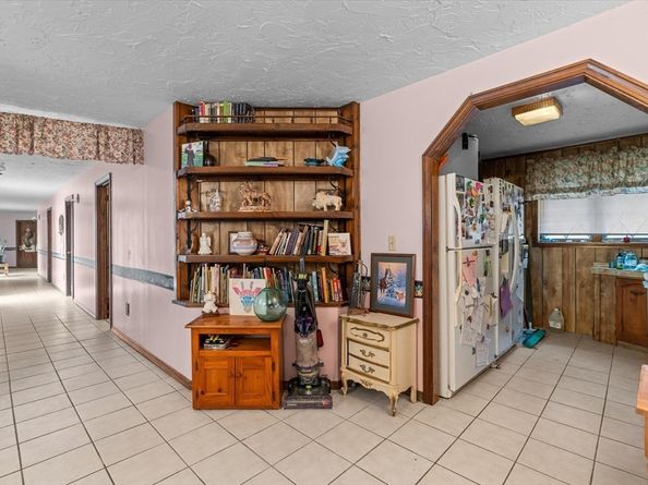 186 Eight Lots Rd, Sutton MA 01590