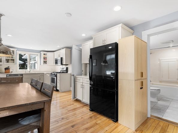 29 Cottage St, Wellesley MA 02482