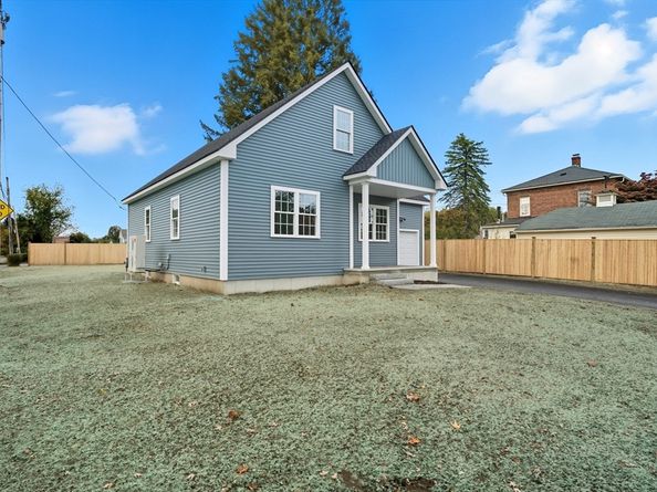 20 Willow St, Clinton MA 01510