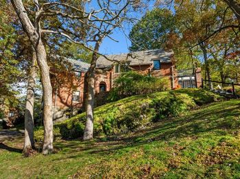 1125 W Roxbury Pkwy