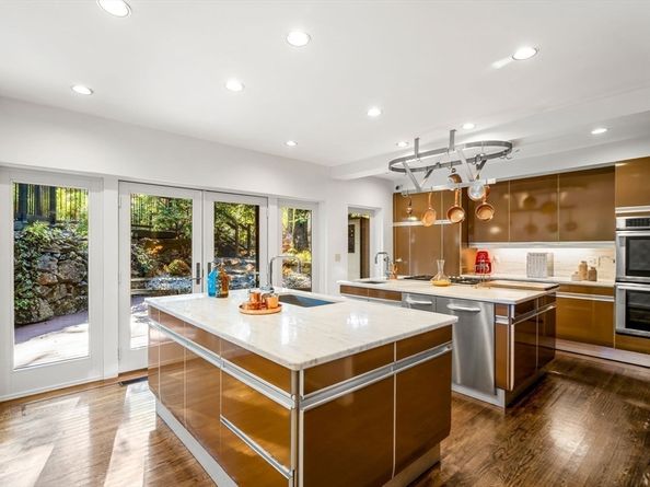 1125 W Roxbury Pkwy, Brookline MA 02467