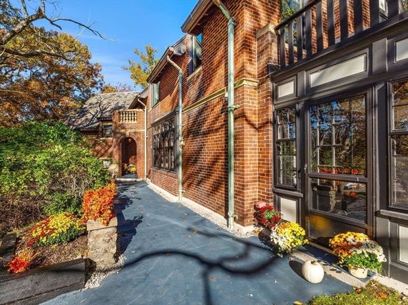 1125 W Roxbury Pkwy, Brookline MA 02467