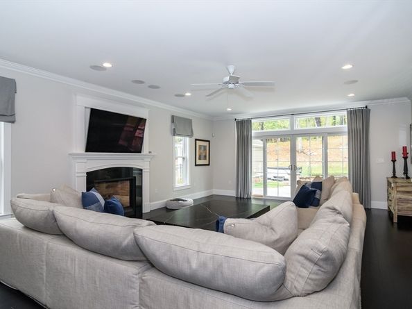 94 Elm St, Medfield MA 02052
