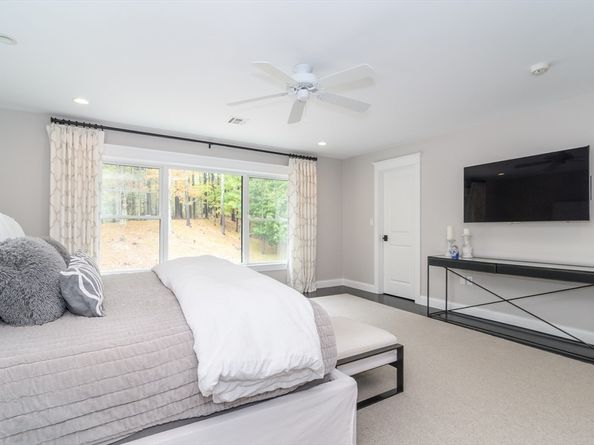 94 Elm St, Medfield MA 02052