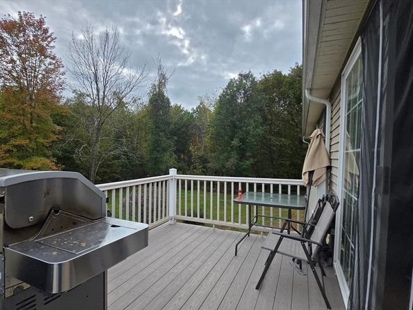 371 Hartford Ave E 371, Uxbridge MA 01569
