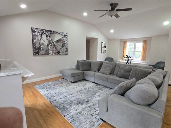 371 Hartford Ave E 371, Uxbridge MA 01569