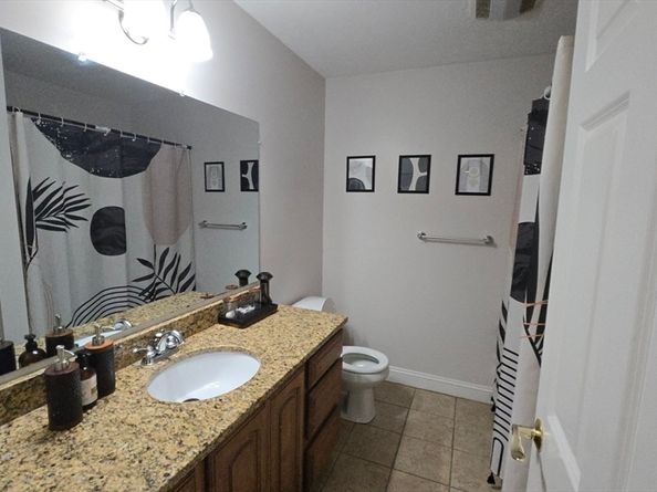 371 Hartford Ave E 371, Uxbridge MA 01569