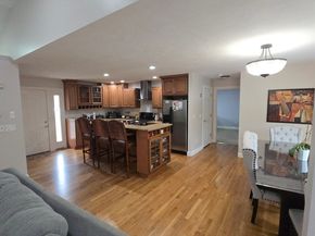 371 Hartford Ave E 371, Uxbridge MA 01569