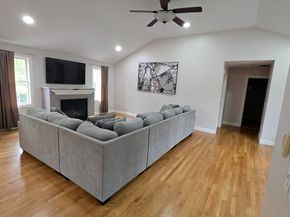 371 Hartford Ave E 371, Uxbridge MA 01569