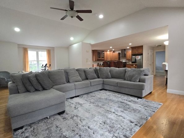 371 Hartford Ave E 371, Uxbridge MA 01569