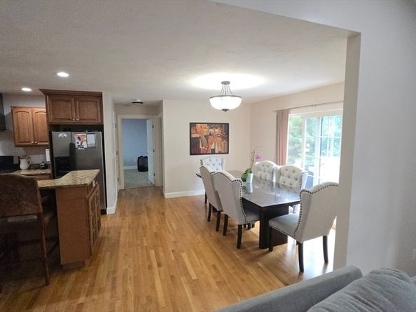 371 Hartford Ave E 371, Uxbridge MA 01569