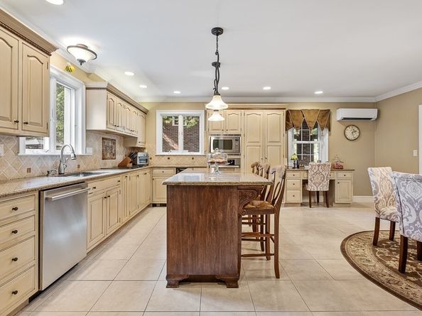 617 Salisbury St, Worcester MA 01609