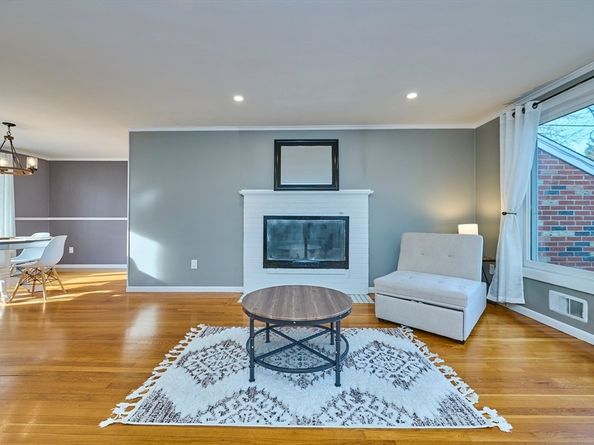 8 Waveney Rd, Framingham MA 01701