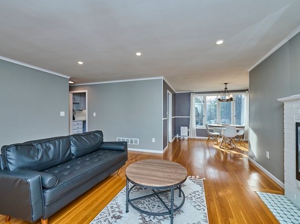 8 Waveney Rd, Framingham MA 01701