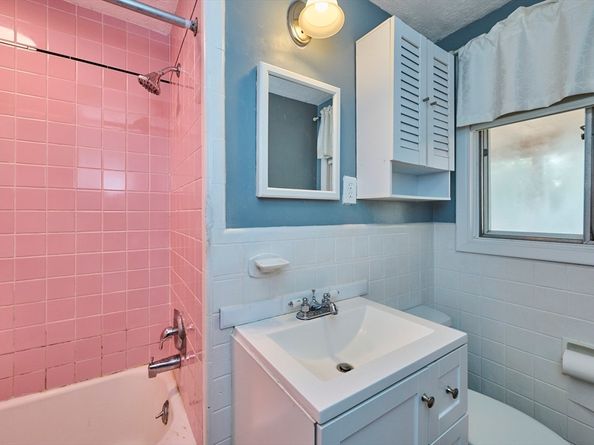 8 Waveney Rd, Framingham MA 01701