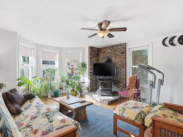 21 Whitman St, Leominster MA 01453