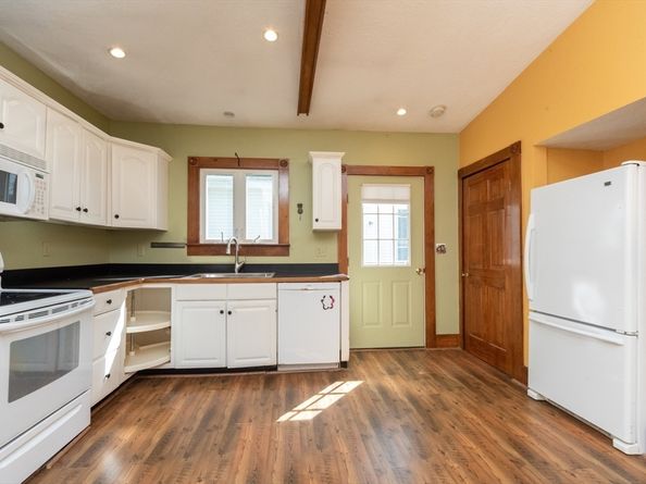 89 1/2 Walnut St, Clinton MA 01510