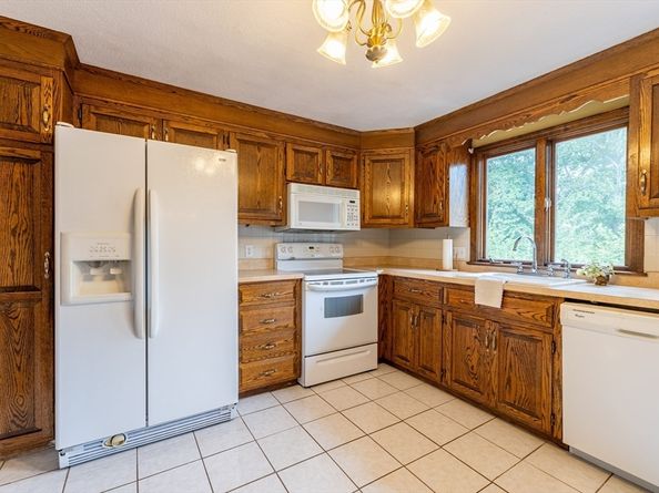 32 Benton Cir, Reading MA 01867