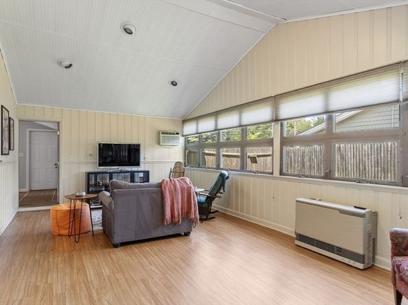 52 Lohnes Rd, Framingham MA 01701