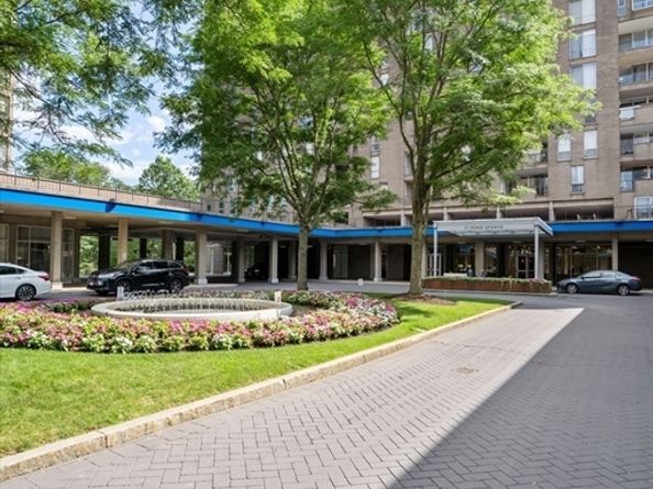 33 Pond Ave 523, Brookline MA 02445