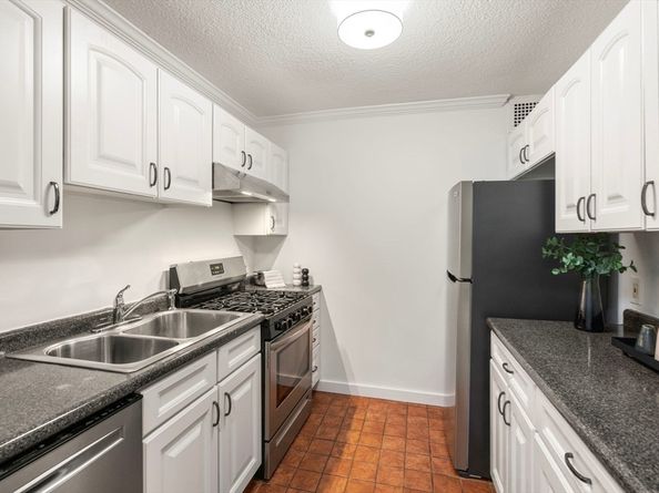 33 Pond Ave 523, Brookline MA 02445