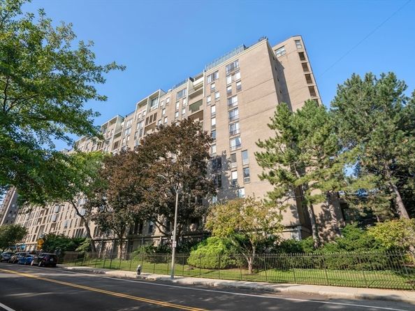 33 Pond Ave 523, Brookline MA 02445