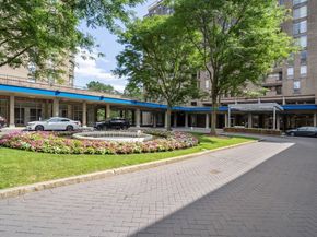 33 Pond Ave 523, Brookline MA 02445
