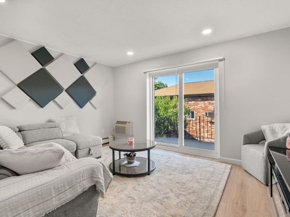 23 Westgate Rd 6, Boston MA 02467