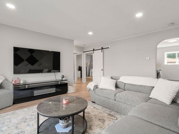 23 Westgate Rd 6, Boston MA 02467