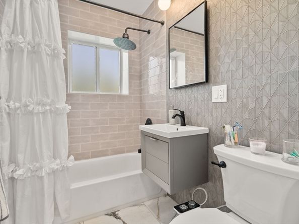 23 Westgate Rd 6, Boston MA 02467