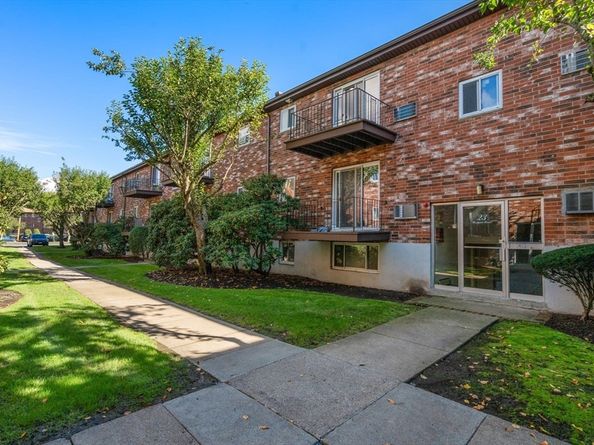 23 Westgate Rd 6, Boston MA 02467