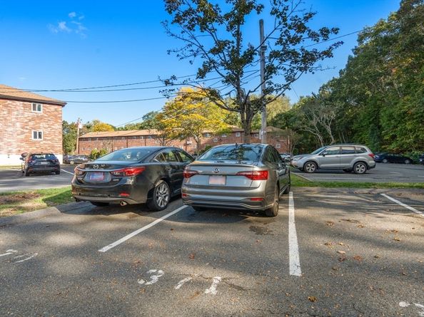 23 Westgate Rd 6, Boston MA 02467