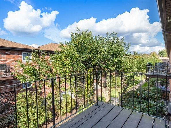 23 Westgate Rd 6, Boston MA 02467