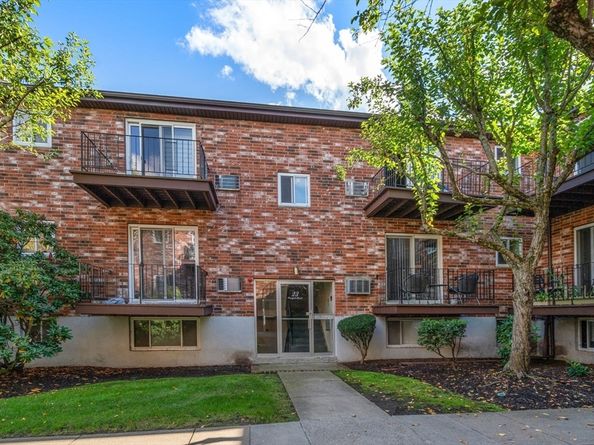 23 Westgate Rd 6, Boston MA 02467