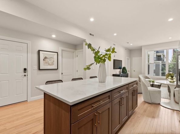 587 E Broadway 3, Boston MA 02127
