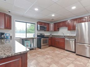 8 Ledgewood Way 17, Peabody MA 01960