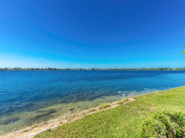 18112 NW 15th Ct, Pembroke Pines FL 33029