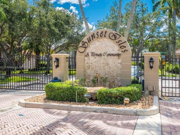 18112 NW 15th Ct, Pembroke Pines FL 33029