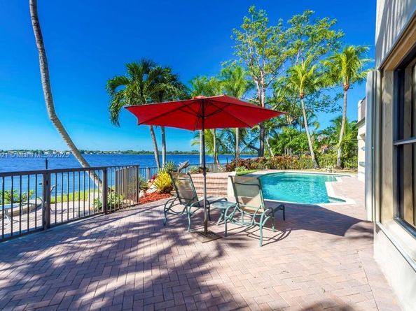 18112 NW 15th Ct, Pembroke Pines FL 33029