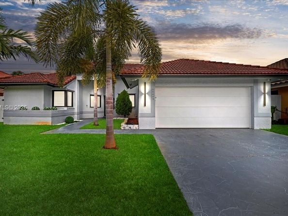 11611 SW 9th Ct, Pembroke Pines FL 33025