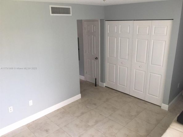 1990 NW 4th Ct 8, Miami FL 33136