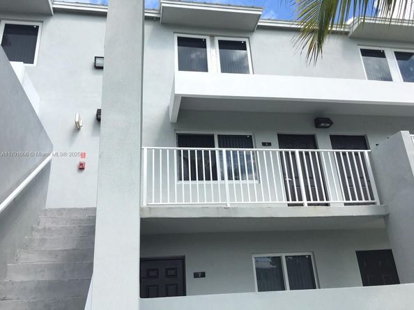 1990 NW 4th Ct 8, Miami FL 33136