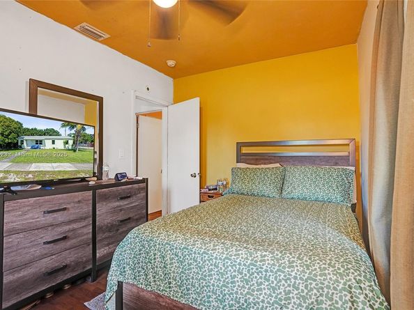 301 NW 190th St, Miami Gardens FL 33169